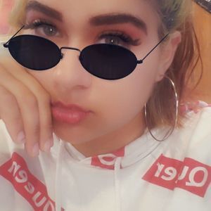 Meet your Posher, Dominique